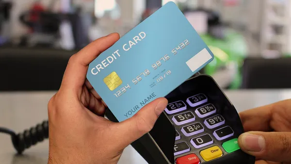 Cartão de crédito metálico premium sobre superfície escura