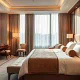 Quarto de hotel de luxo com suíte elegante, cama king-size e iluminação âmbar suave.