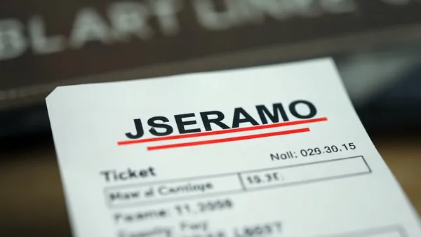 Cartão de embarque com nome do passageiro em destaque sobre fundo de aeroporto moderno