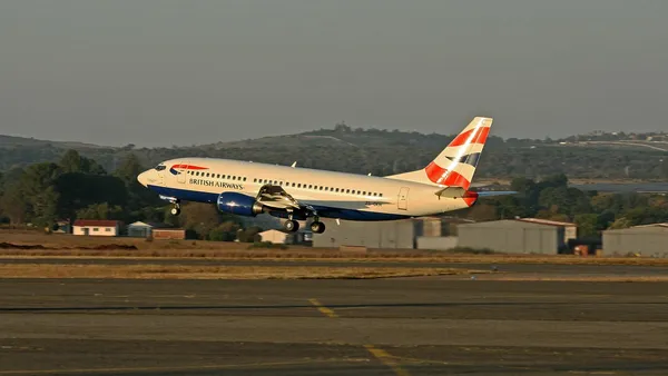 Aeronave Boeing 737 da Gol em rota internacional, vista da janela durante o pôr do sol