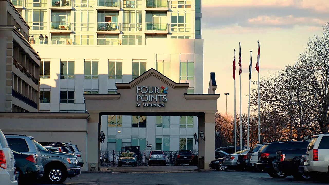 Recepção de hotel moderno com balcão iluminado e poltronas