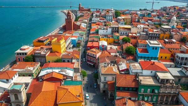 Vista aérea de Cartagena, na Colômbia, com a cidade antiga colorida e o mar ao fundo