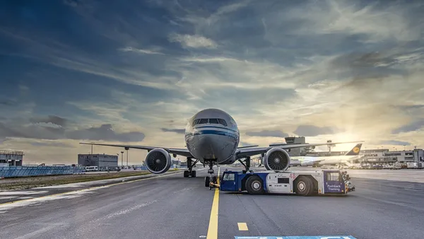 Aeronave da aviação comercial brasileira em pátio de aeroporto regional ao amanhecer