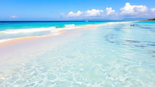 Praia de Cancún com mar turquesa das Caraíbas e palmeiras em primeiro plano