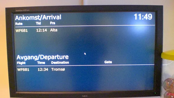 Painel de embarque em aeroporto com informações de voos
