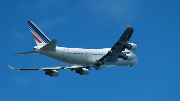 Boeing 747 de longo curso voando sobre céu azul ao entardecer