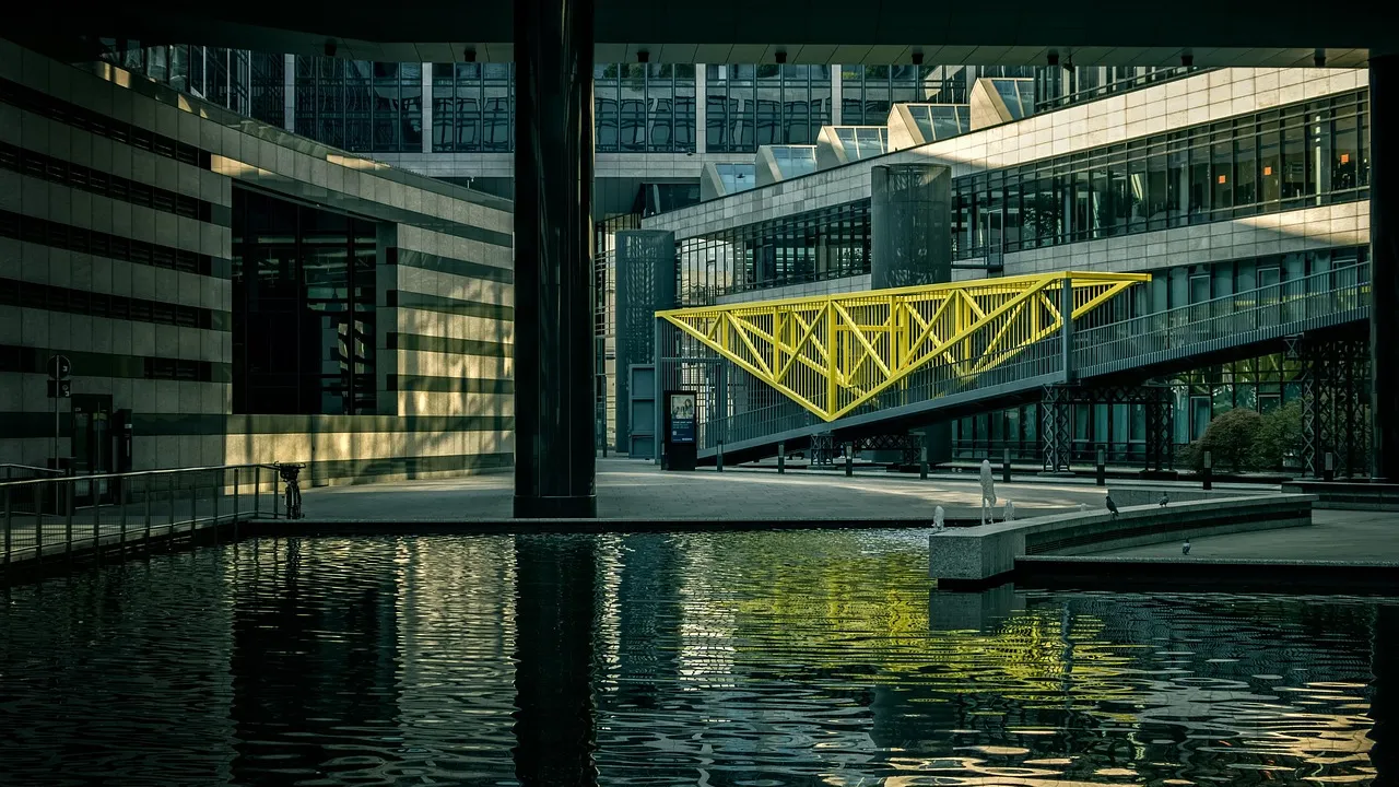 Fachada moderna de prédio de banco brasileiro com vidros refletindo o céu