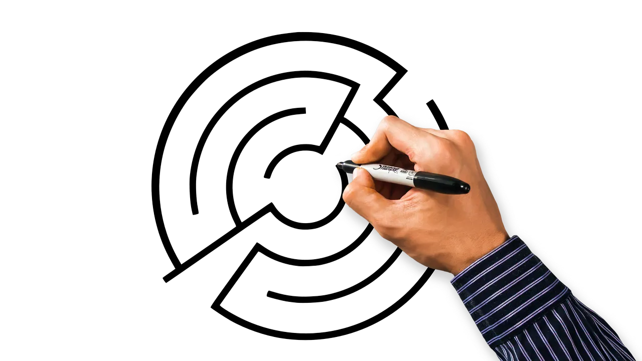 Tela de celular com app de programa de fidelidade e cartão de crédito sobre a mesa